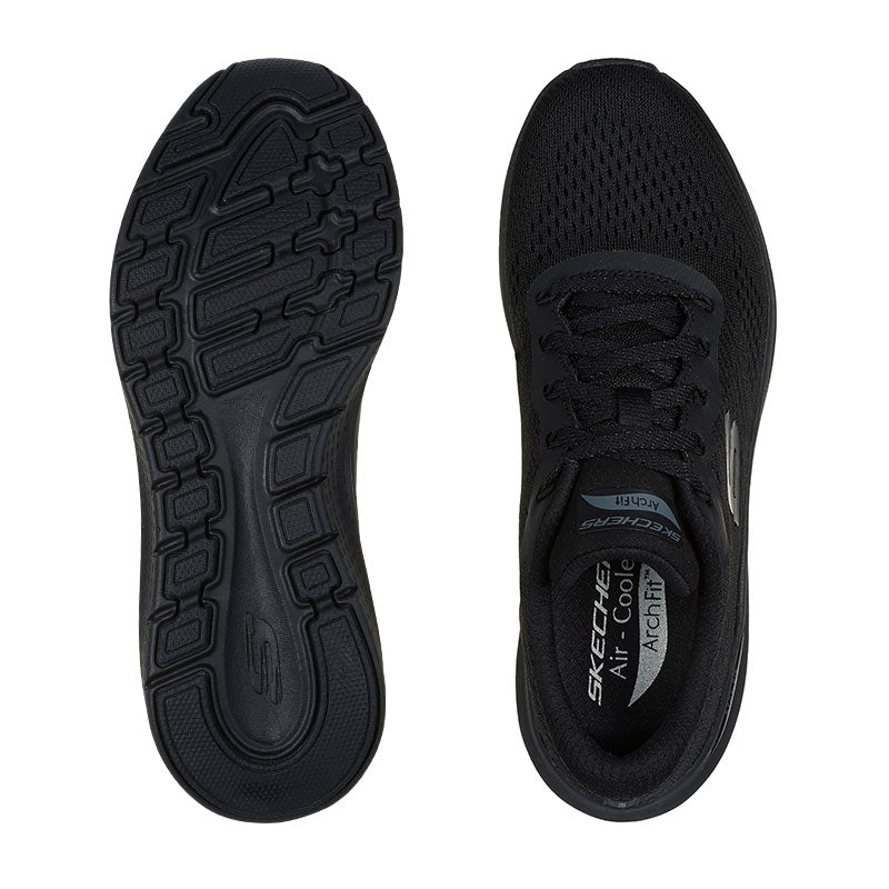 Två svarta Skechers damsneakers sedda uppifrån och underifrån, visar ovansida och sulans mönster
