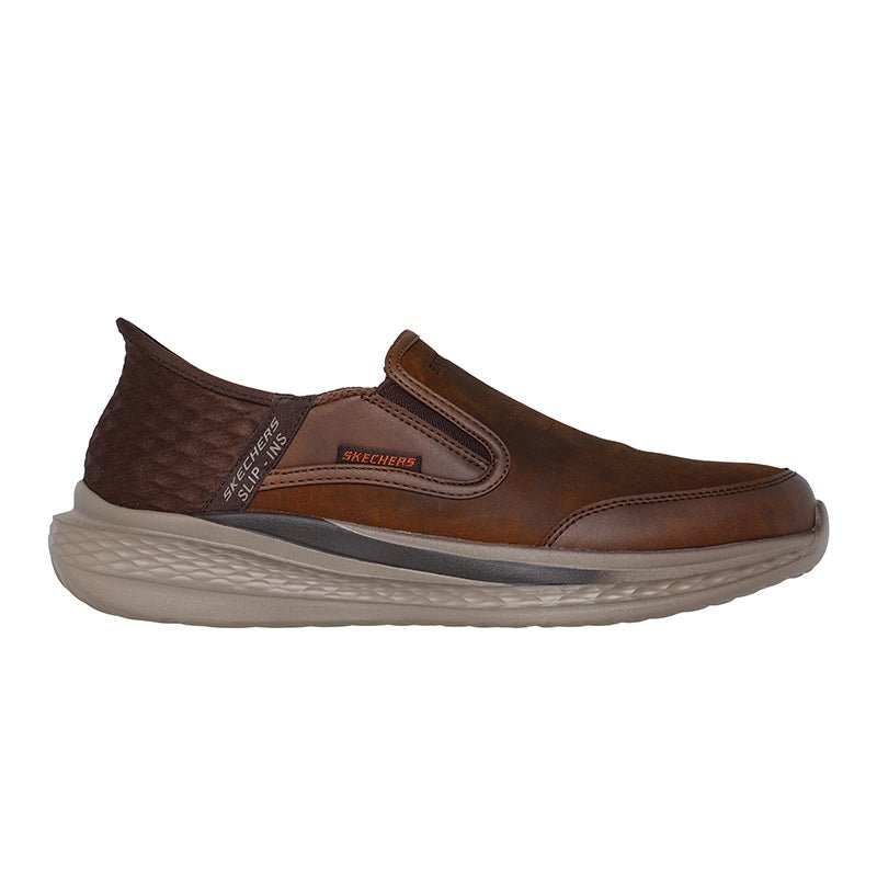 Brun Skechers slip-in herrsko i läder från sidan med synlig logotyp och text på hälen