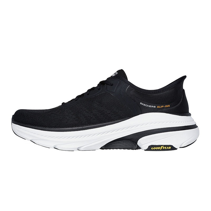 Svart Skechers slip-in herrsko med vit sula, sedd från andra sidan, med Goodyear-märkning på sulan