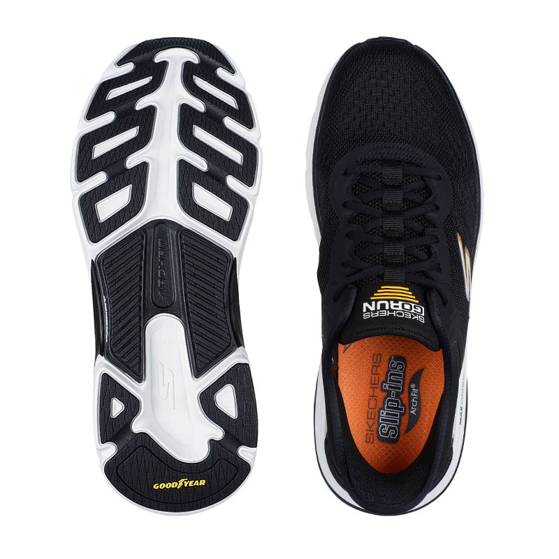 En svart Skechers slip-in herrsko sedd uppifrån och en sula sedd underifrån med Goodyear-mönster