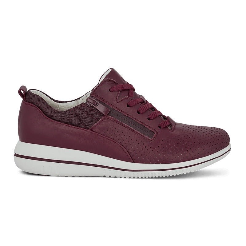 Bordeauxfärgad Green Comfort damsneaker sedd från sidan, med snörning, dragkedja och perforeringar