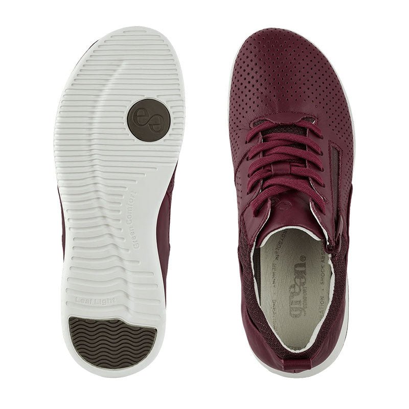 Två bordeauxfärgade damsneakers, en sedd uppifrån med snörning, en med sula underifrån
