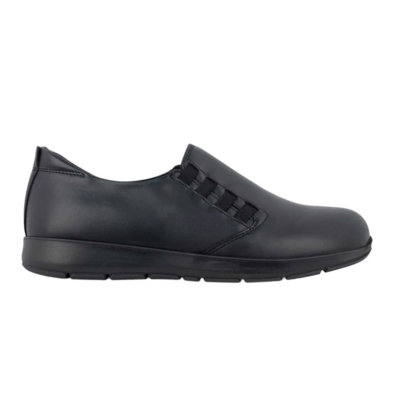 Svart New Feet damloafer i slätt kalvskinn, sedd från sidan med elastiska detaljer