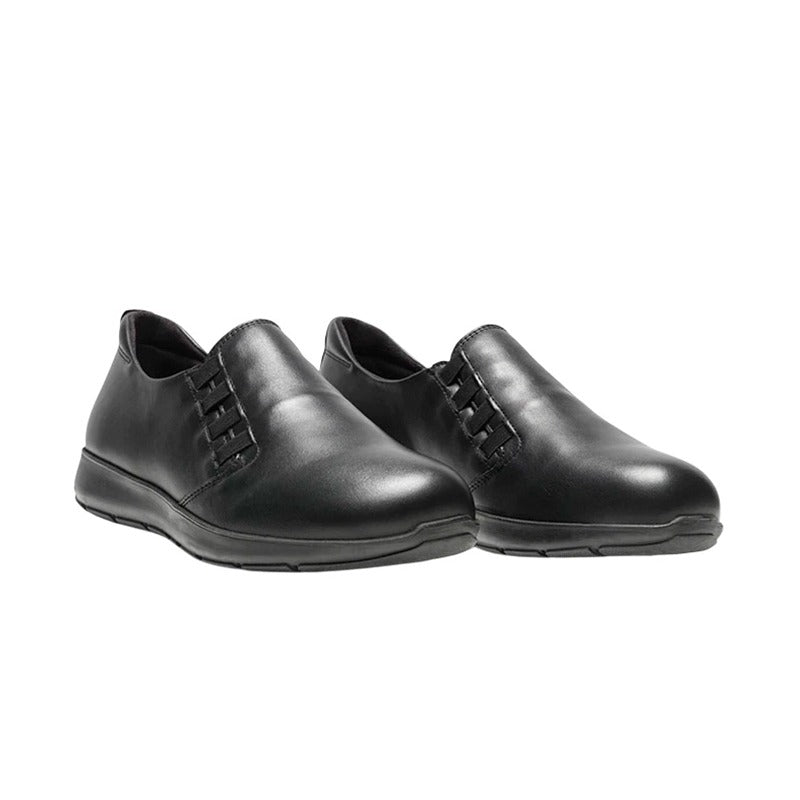 Ett par svarta New Feet damloafers i läder, sedda snett framifrån med elastiska sidor