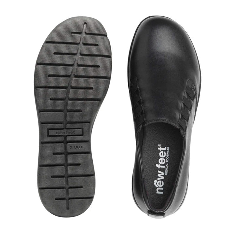 New Feet damloafer i svart läder sedd uppifrån, med synlig innersula och yttersula med mönster