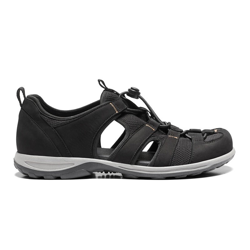 Sort sporty herresandal fra New Feet set fra siden med elastiksnøre og grå ydersål