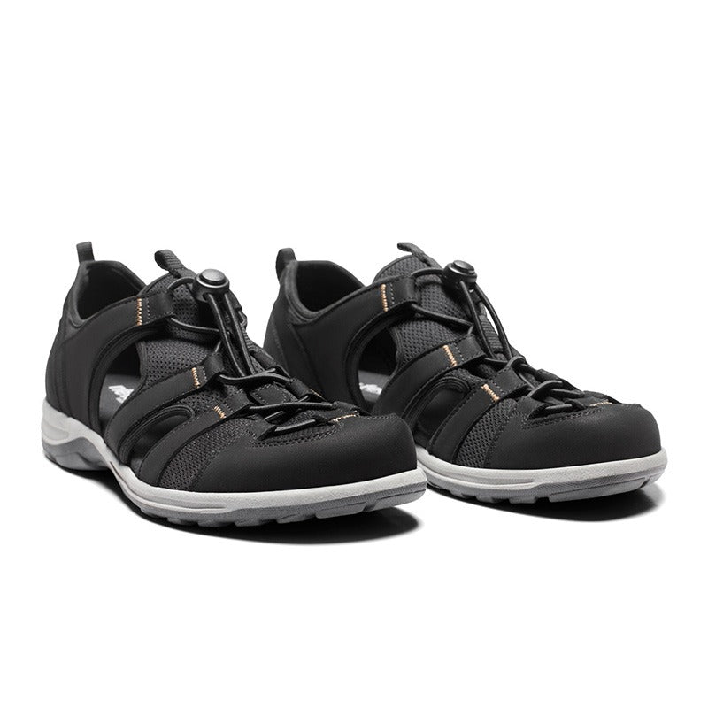 Et par sorte sporty herresandaler fra New Feet set skråt forfra med elastiske snøre