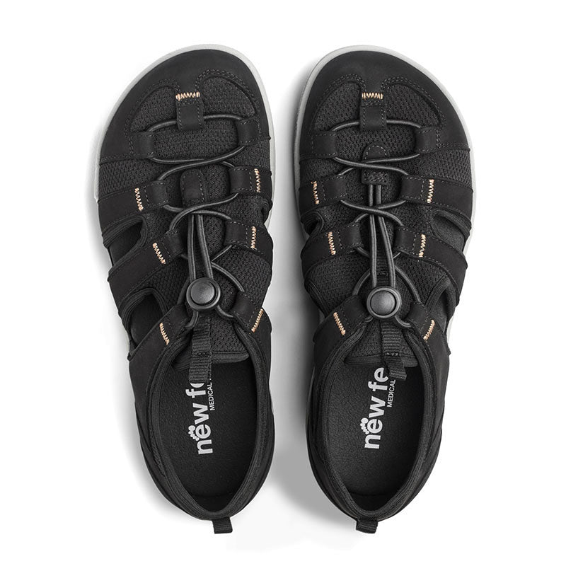 To sorte sporty herresandaler fra New Feet set oppefra, viser indersålen med logo