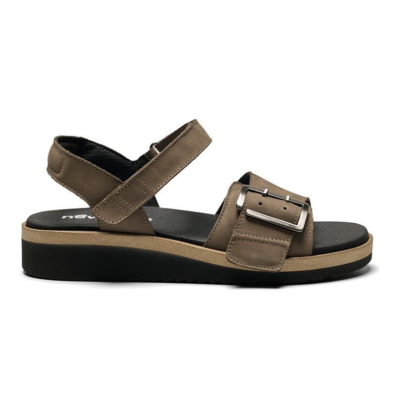En brun New Feet damsandal i nubuck med justerbara remmar och spänne, sedd från sidan