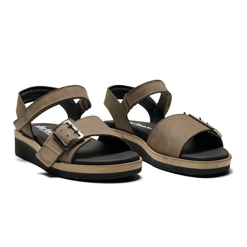 Ett par bruna New Feet damsandaler i nubuck med justerbara kardborreband och spännen