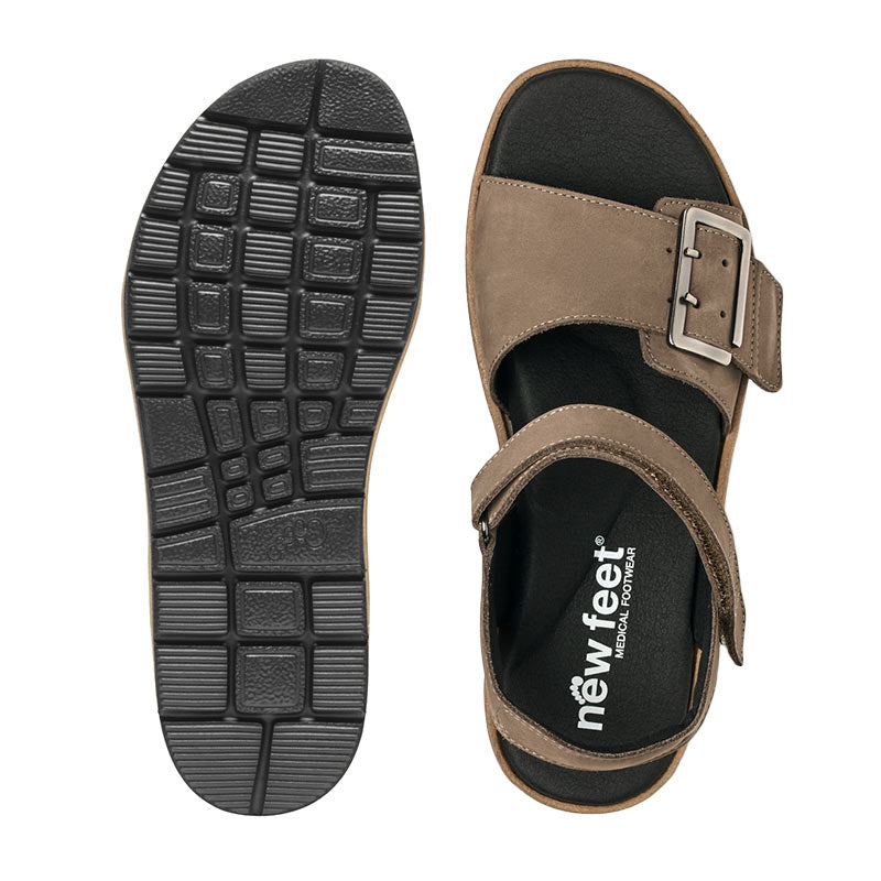 New Feet damsandal i brunt nubuck uppifrån, med synlig sula och märkets logotyp på innersulan