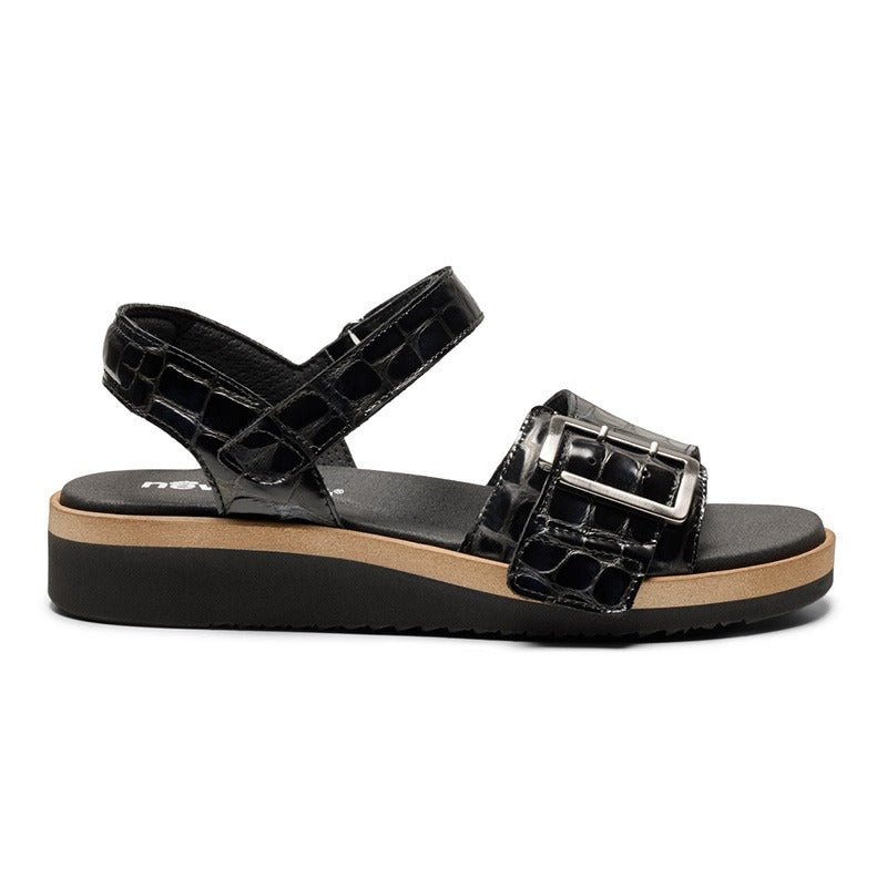 Svart New Feet damsandal med krokodilprägling, silverspänne och kardborreband, sedd från sidan