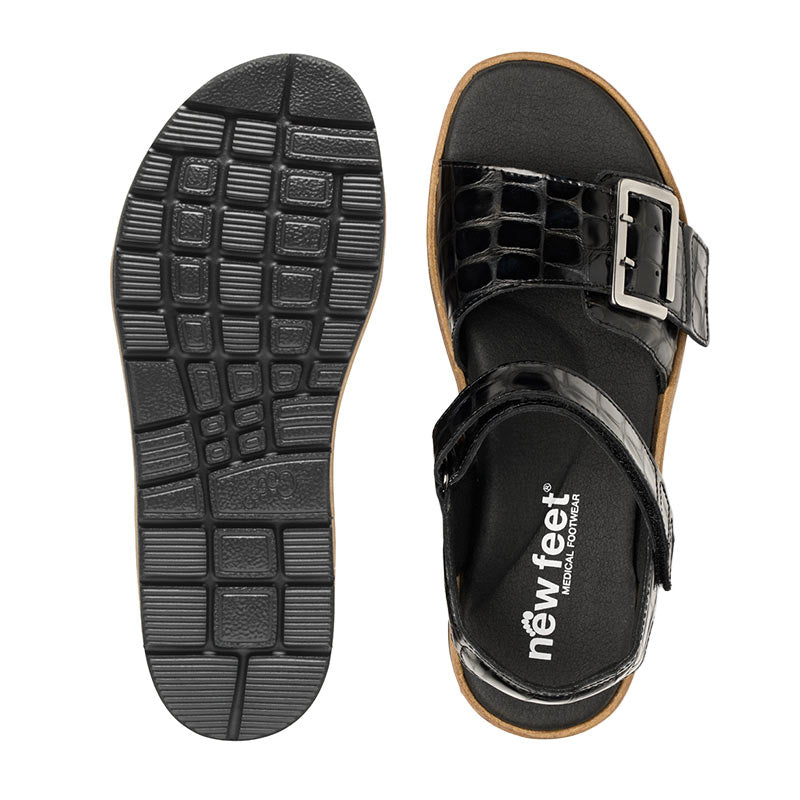 New Feet damsandal sedd uppifrån med logotyp på innersulan, samt undersidan med mönstrad svart yttersula