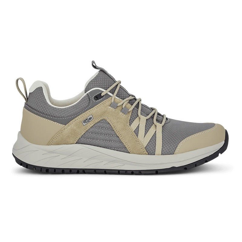 Green Comfort outdoor herrsko i sand och grått, sedd från sidan med elastiska snören och logotyp