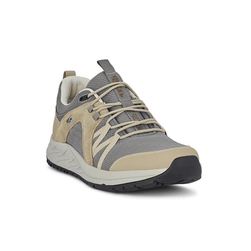 Green Comfort outdoor herrsko i sand och grått, sedd snett framifrån med detaljer i mocka