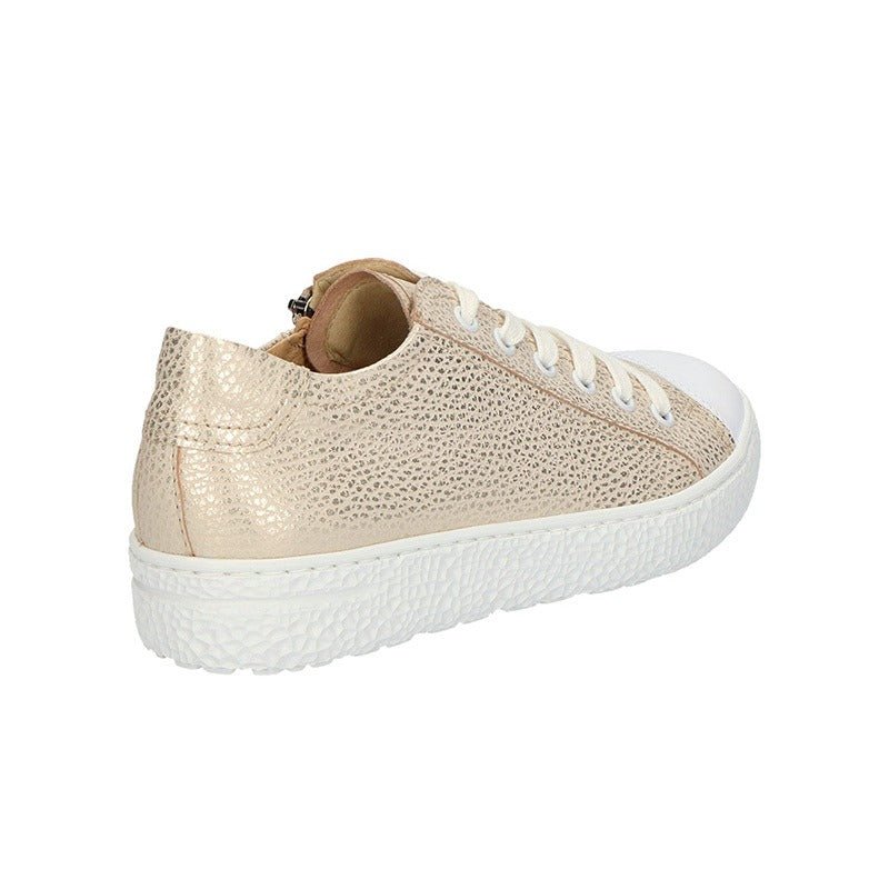 Gyllene Hartjes damsneaker sedd snett bakifrån, visar den vita sulan och strukturerade lädret