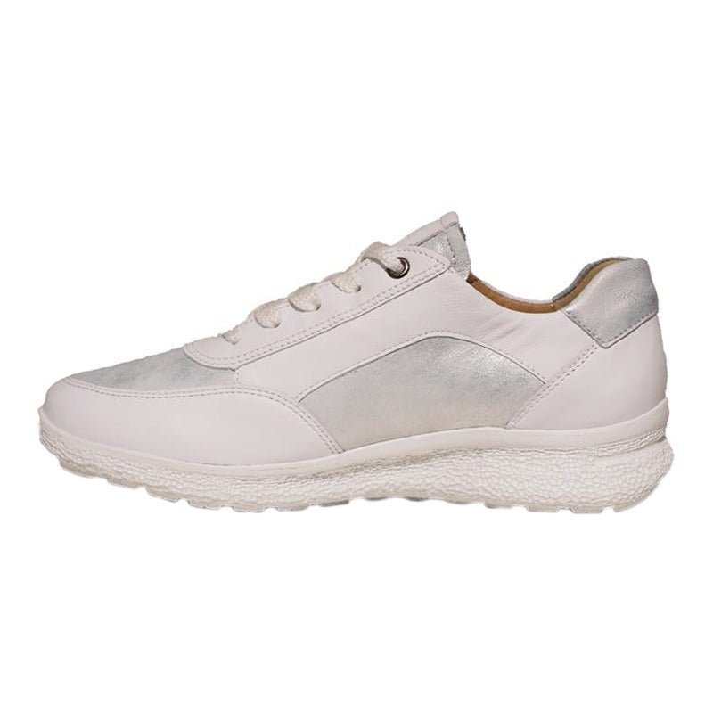 Hartjes damsneaker i vitt och silver, sedd från höger sida med klassisk snörning