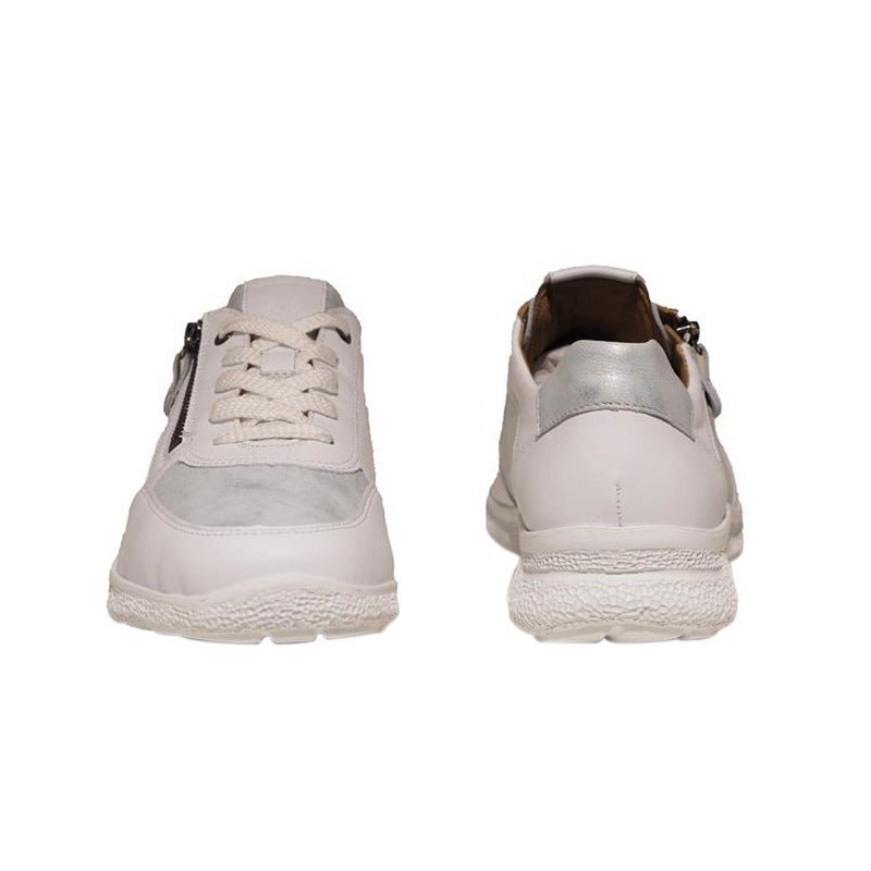 Ett par Hartjes damsneakers i vitt och silver, sedda framifrån och bakifrån