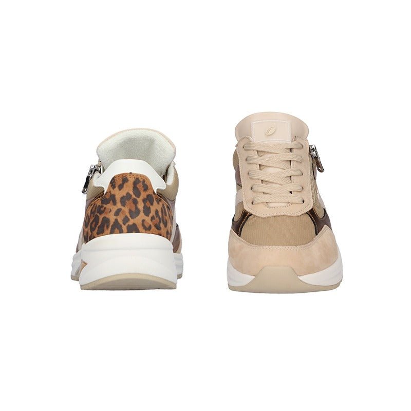 Två Waldläufer damsneakers i beige, en sedd bakifrån med leopardmönster och en framifrån med snörning och dragkedja