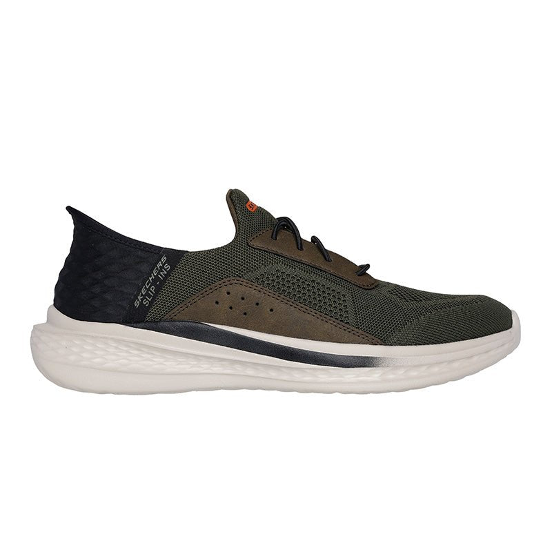 Olivgrön Skechers slip-in herrsneaker från sidan med stickad ovandel och vit sula