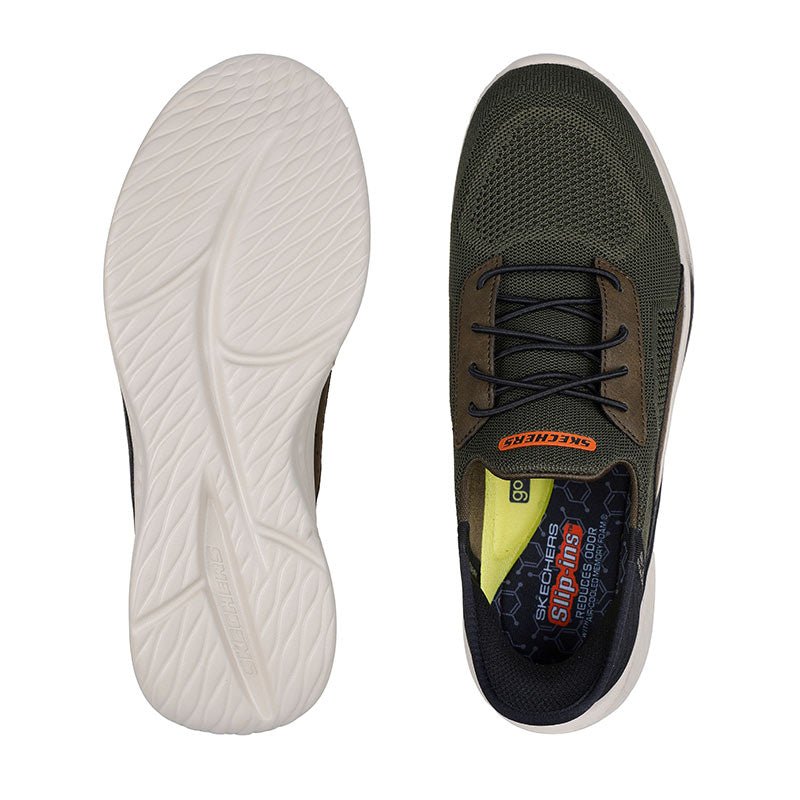 Olivgrön Skechers slip-in herrsneaker sedd uppifrån med innersula bredvid skons vita yttersula