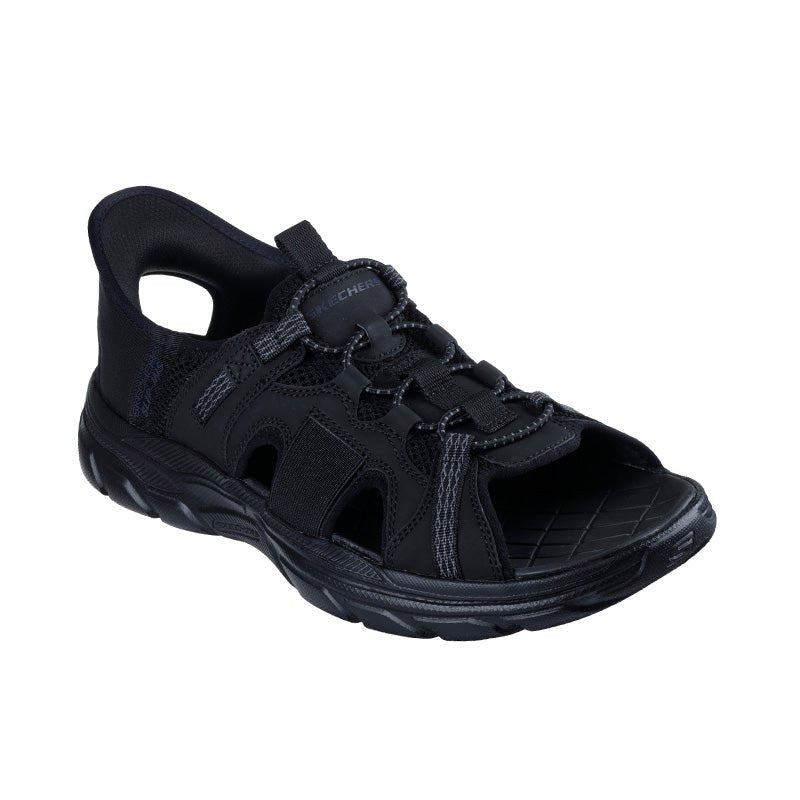 Svart Skechers herrsandal med slip-in teknologi, sedd snett framifrån med detaljerad snörning