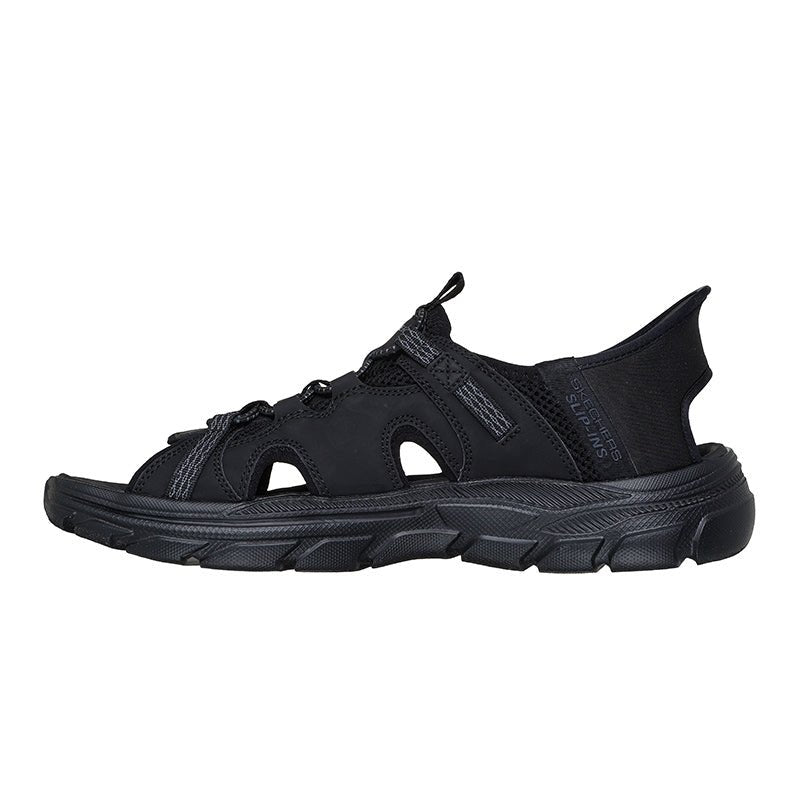 Höger svart Skechers slip-in herrsandal i syntetmaterial, sedd från sidan med tjock sula
