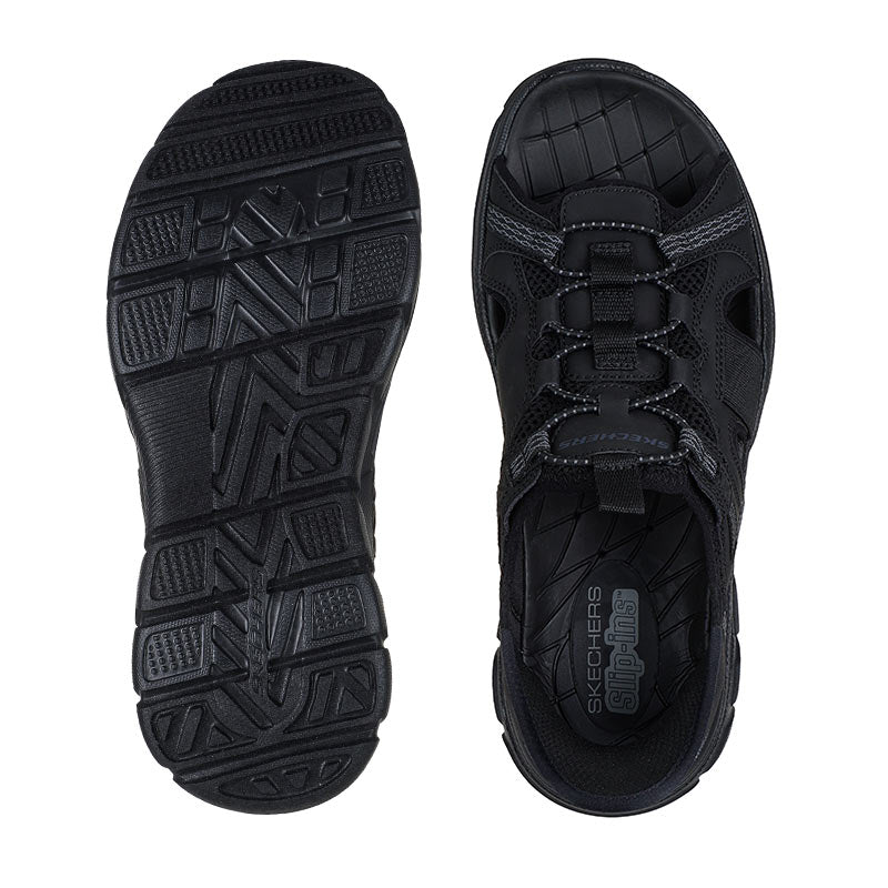 Två svarta Skechers herrsandaler sedda uppifrån, en visar yttersulan och den andra ovandelen