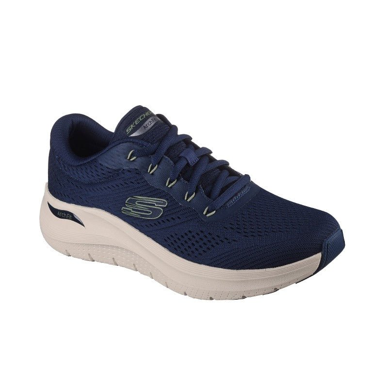 Skechers herrsneaker i blått med snören och Arch Fit-logga, fotograferad snett framifrån