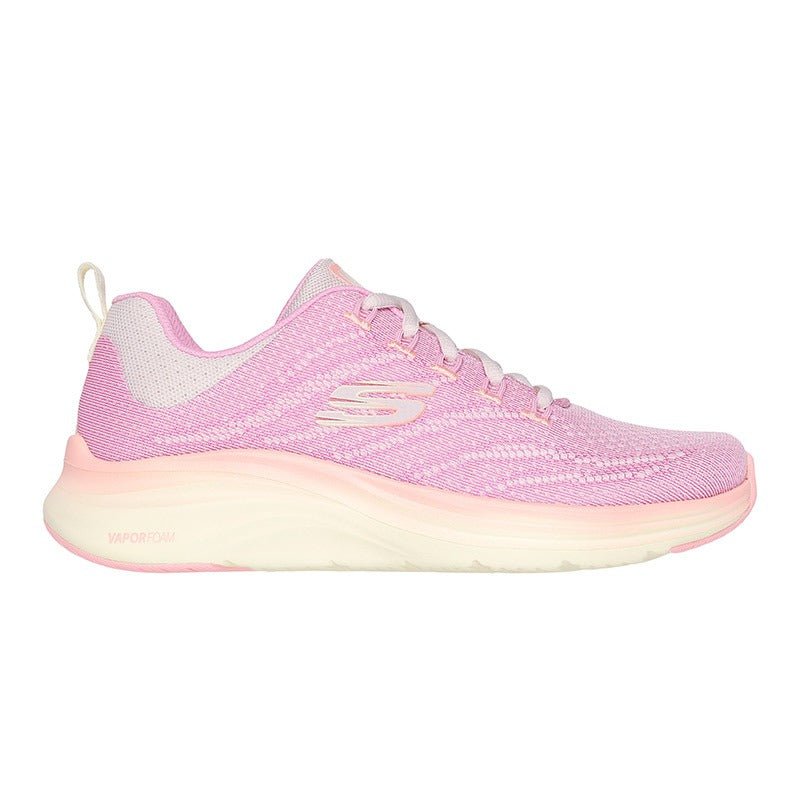 Rosa Skechers damsneaker i jacquardmesh, sedd från sidan med vit Vapor Foam-sula
