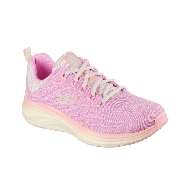 Skechers damsneaker i rosa med snörning och andningsbar ovandel i mesh, sedd snett framifrån