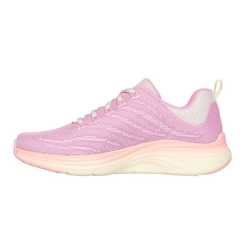 Rosa Skechers damsneaker i mesh med ljusrosa och vit sula, sedd från vänster sida