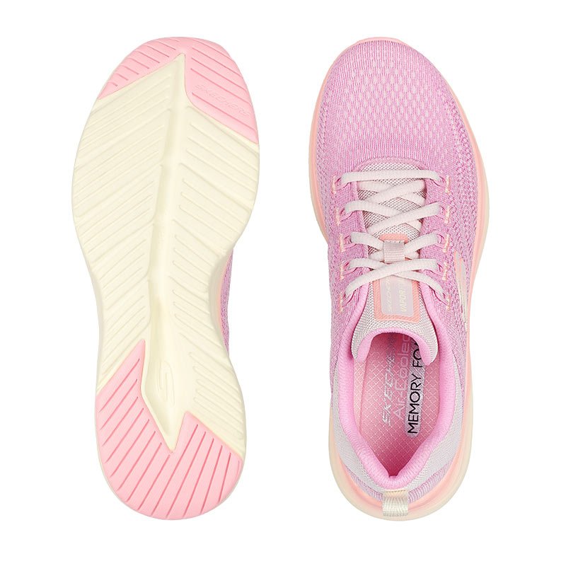 Ett par rosa Skechers damsneakers uppifrån, en visar ovansidan och en den mönstrade sulan