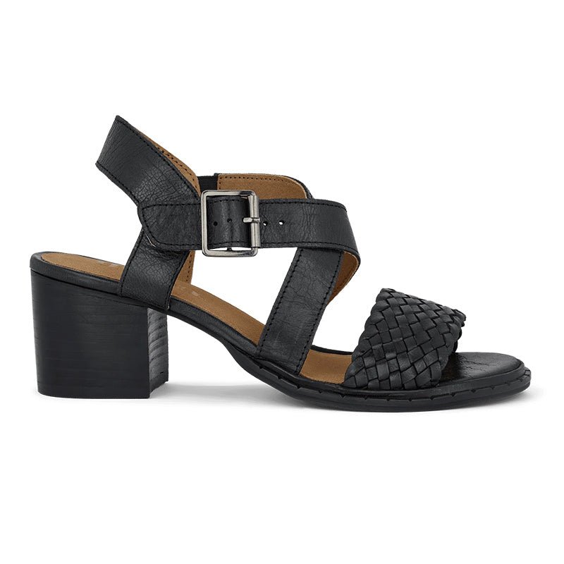 Svart Green Comfort damsandal med klack, sedd från sidan, med flätat mönster över framfoten och spänne