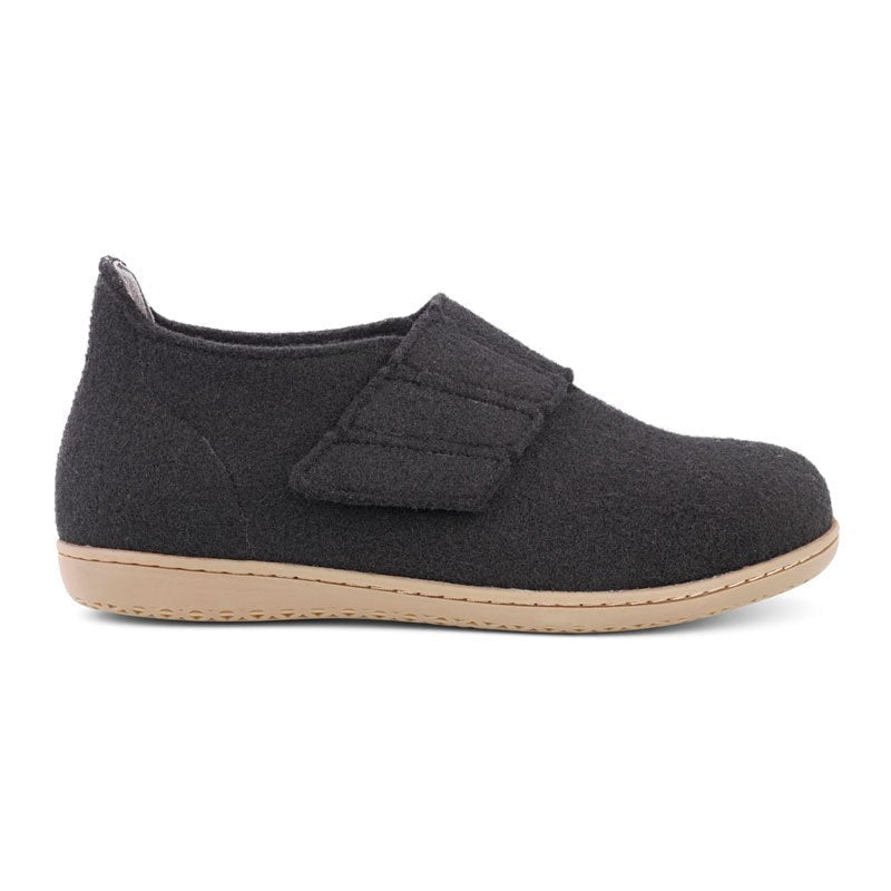 Svart New Feet damtoffel i filtad ull med kardborrelås och ljusbeige gummisula, sedd från sidan