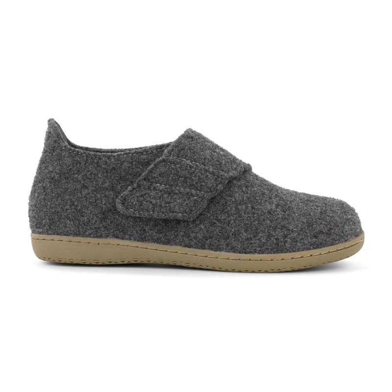 Grå New Feet damtoffel i filtad ull med kardborreband och hälkappa, sedd från sidan