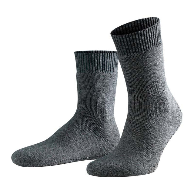 Ett par grå Falke halkstrumpor, en stående och en liggande, med ribbad mudd
