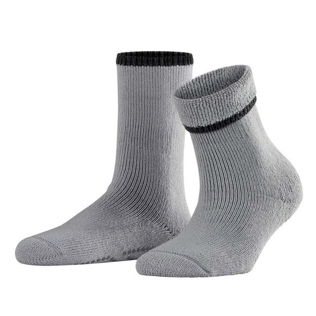 Ett par grå Falke halkstrumpor med ribbad yta och svart kant, visade snett framifrån