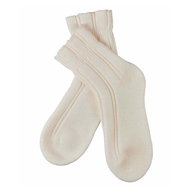 Ett par offwhite angora nattsockor från Falke, liggande korsade med synlig ribbstickning