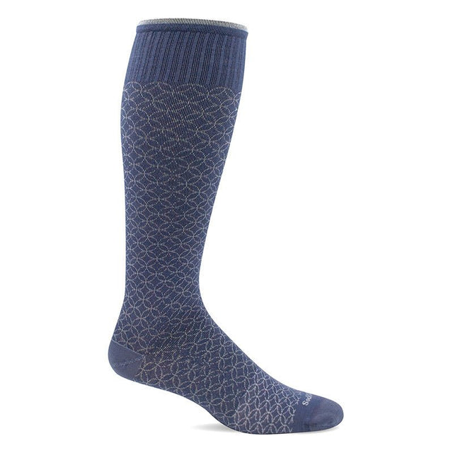 En mørkeblå Sockwell støttestrømpe til damer med fjerlet denim-mønster, set fra siden