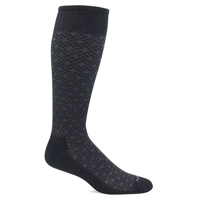 Sortmønstret Sockwell støttestrømpe til herrer med diskret diamantmønster, set fra siden