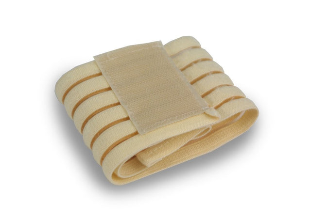 Beige elastiskt handledsbandage med kardborreband, vikt och fotograferat snett uppifrån