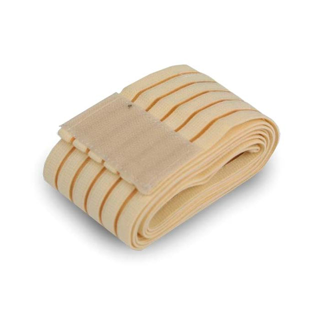 Beige elastisk knæbandage rullet sammen med synlig velcrolukning og vandrette striber