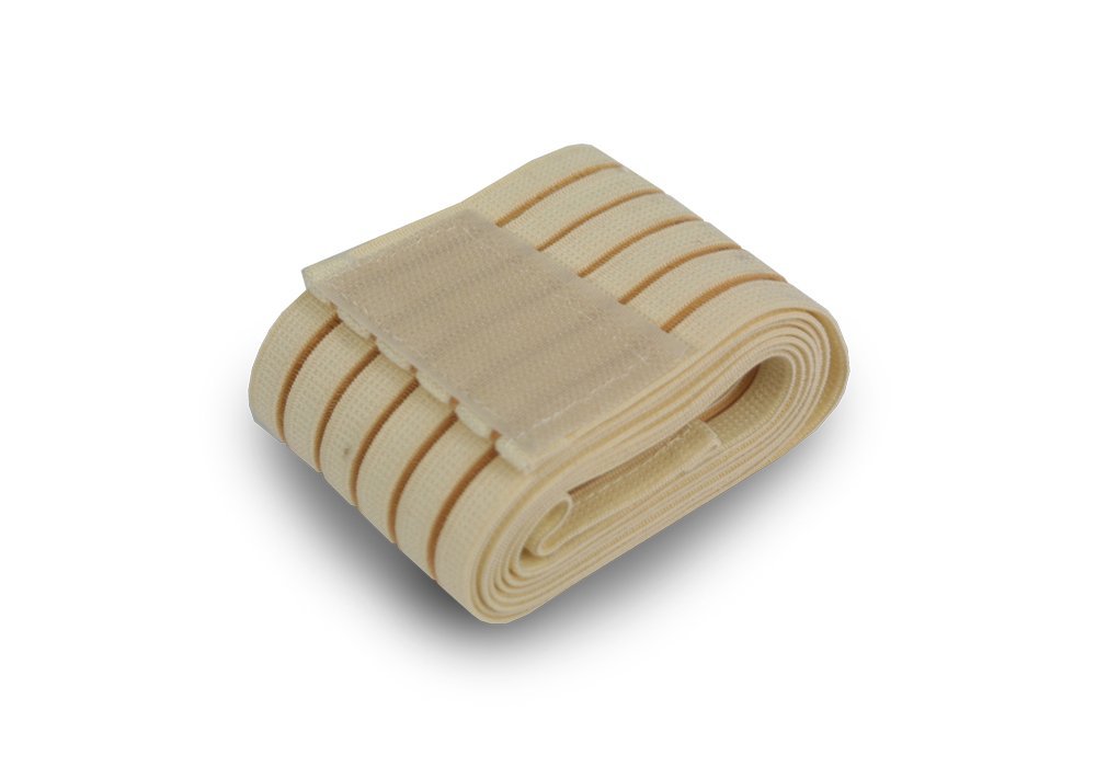 Beige elastiskt stödbandage med kardborreband, prydligt vikt på vit bakgrund