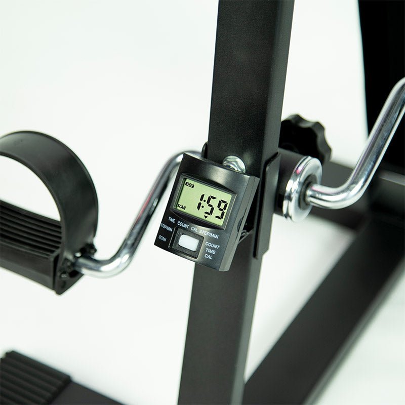 Närbild på pedaltränarens digitala display som visar tid, antal och kaloriförbränning