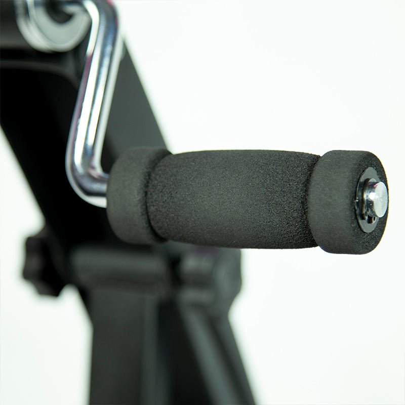 Närbild på ett svart vadderat handtag av skumgummi på pedaltränarens armpedal