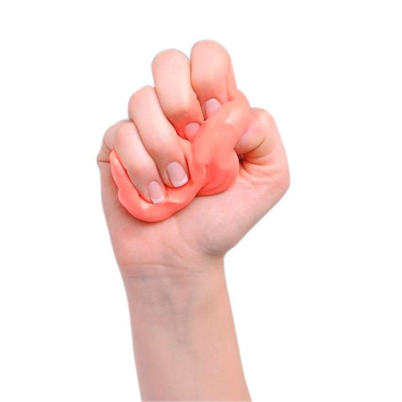 En hand knyter sig runt den orange knådleran för att träna upp styrkan i fingrar och hand