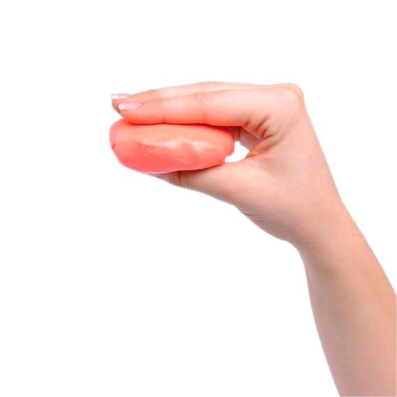 En hand håller en platt, orange knådlera mellan tummen och fingrarna, sett från sidan