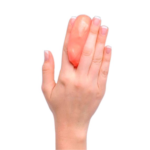 En bit orange knådlera vilar på ovansidan av en hand, vilket visar dess mjuka och formbara konsistens