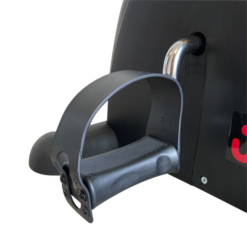 Närbild på den svarta pedalen med fotremmen på den digitala pedaltränaren